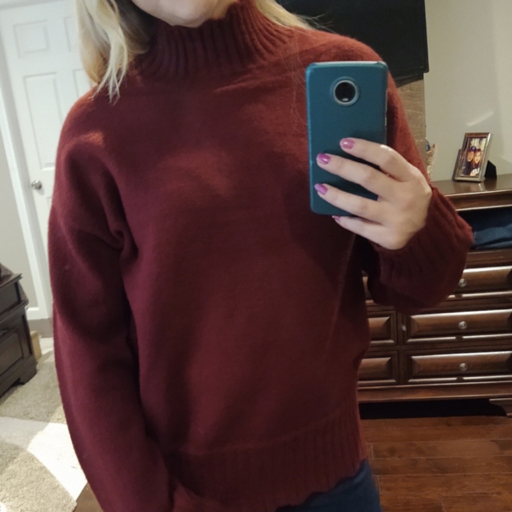 NWT SOFT BURGUNDY SWEATER- GILLI